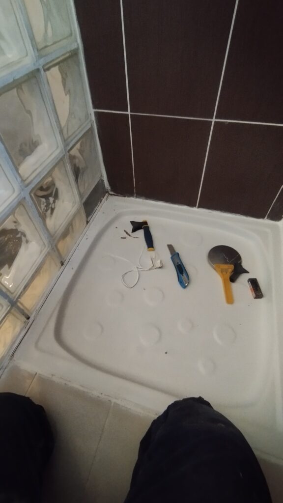 rénovation d'un joint de douche. L'atelier à bric'HOME
