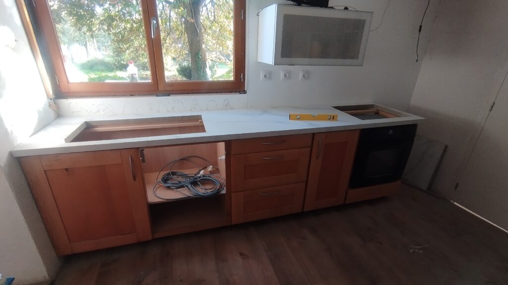 Pose d'un plan de travail de cuisine. l'atelier à bric'HOME